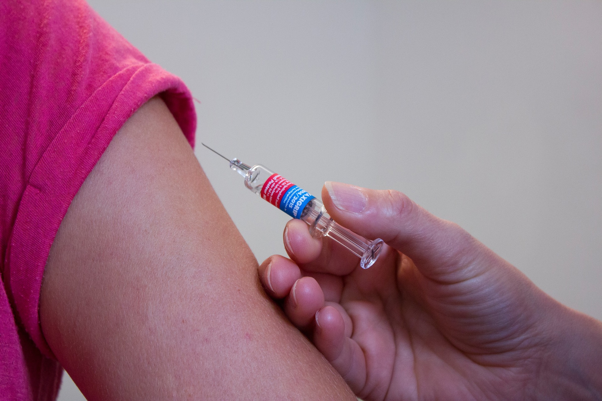 Vacunada la mitad de la población adulta