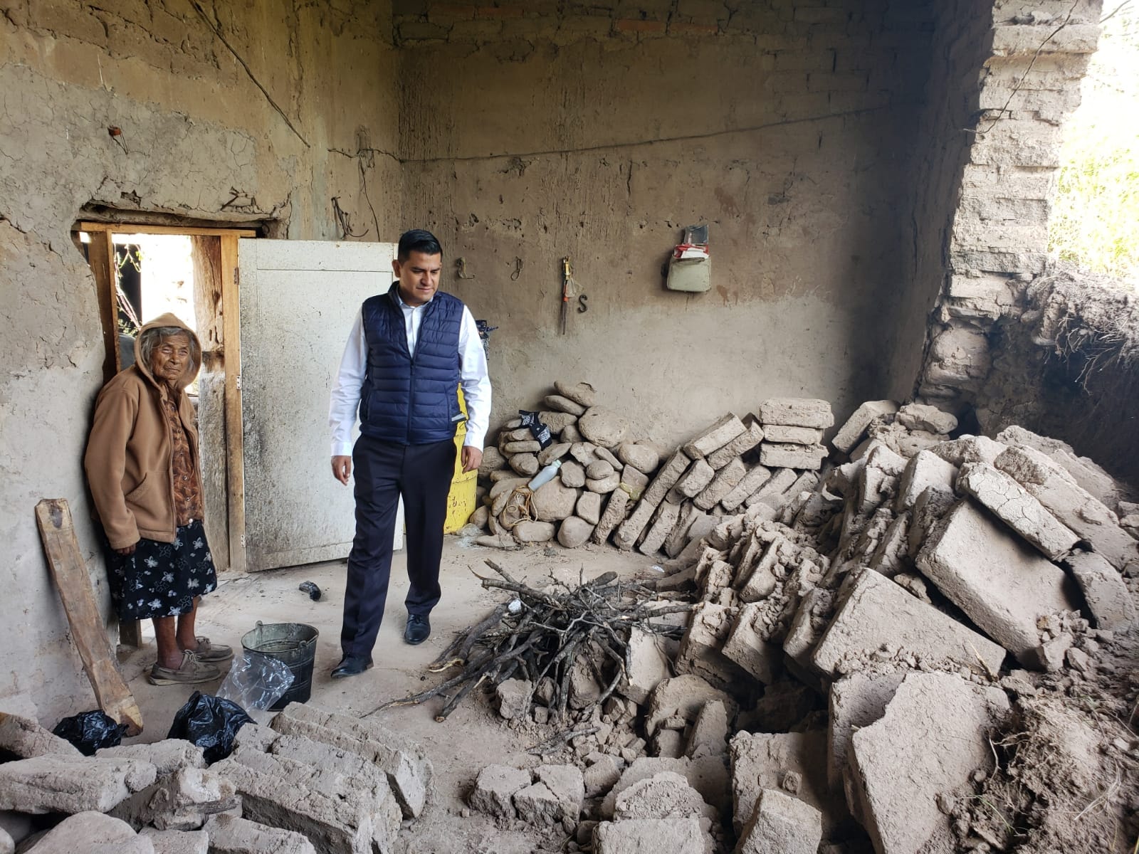 Abuelitos pierden su casa por las lluvias; se las reconstruyen