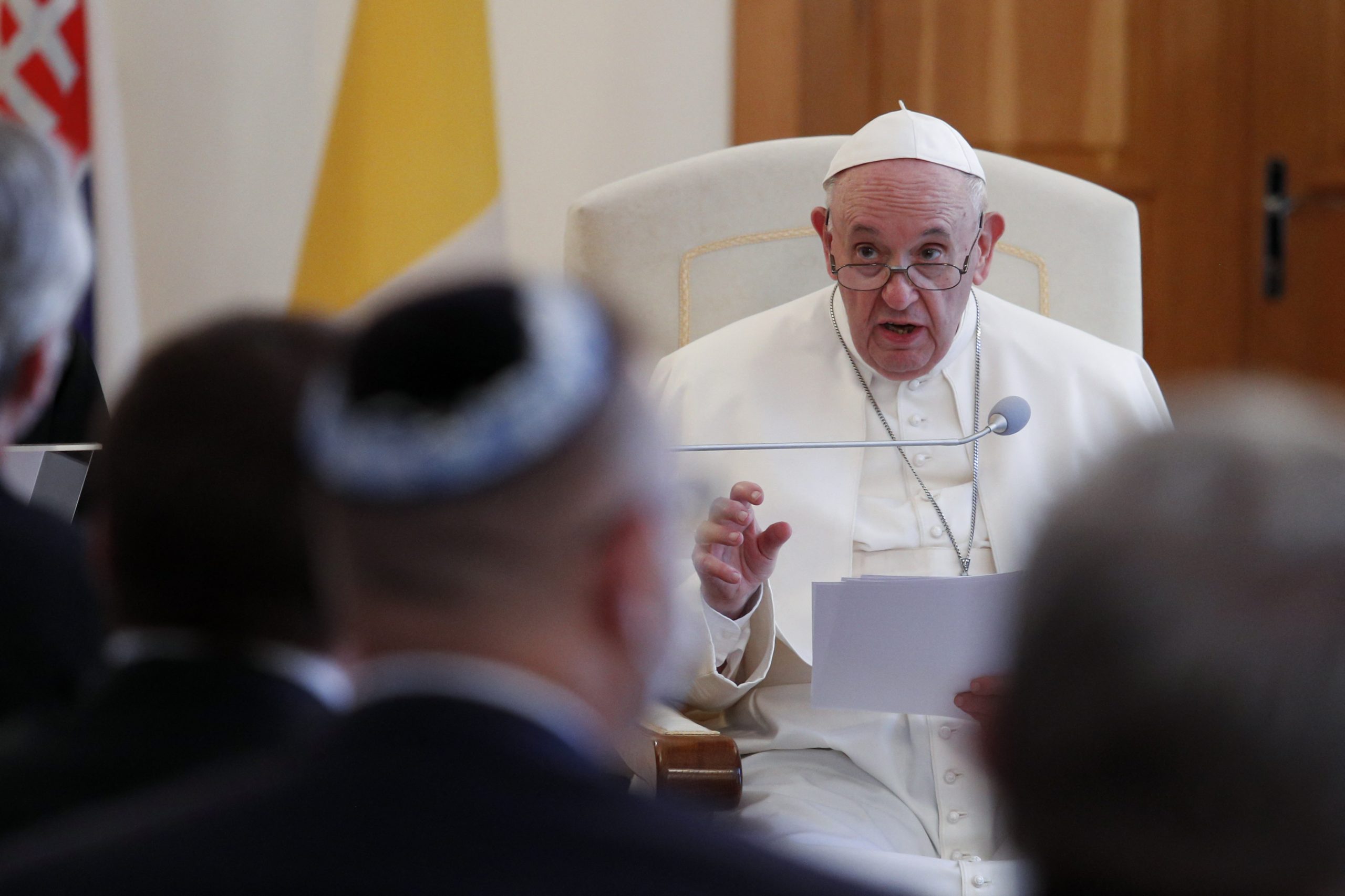 El papa pide a los húngaros que sean «abiertos» a los demás