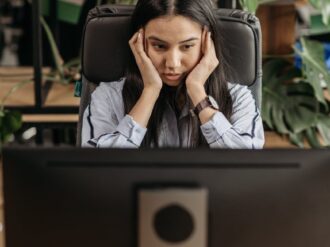 Errores de postura al trabajar, causa de dolores innecesarios
