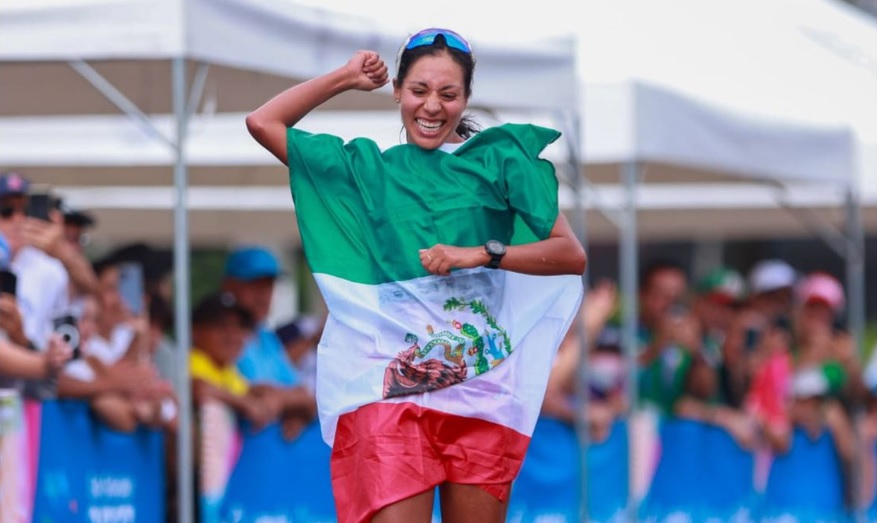 La marchista Alejandra Ortega prefirió celebrar con la bandera que romper récord