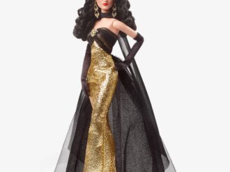 Honran a María Félix con una muñeca Barbie