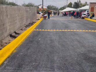 Inauguran rehabilitación de calle en Pinos 
