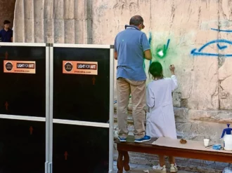Con tecnología láser, Roma limpia grafiti de milenario panteón